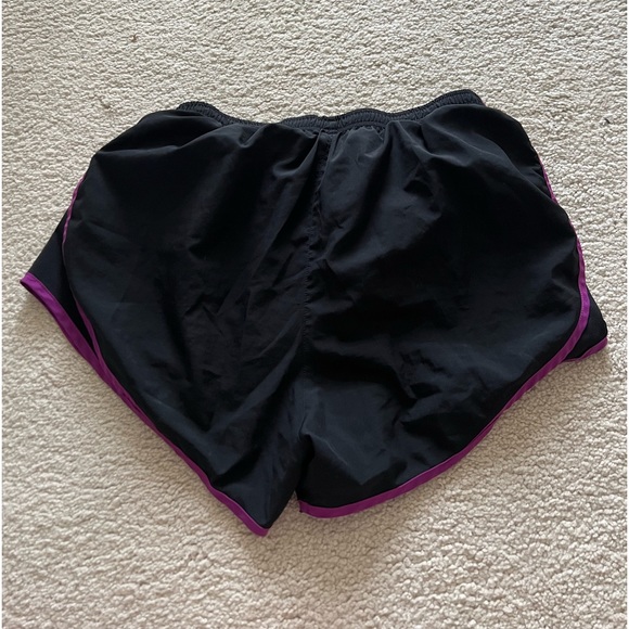 Women’s Nike Shorts - Picture 2 of 3